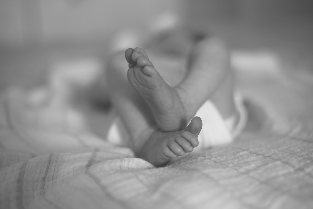 baby feet-gulf breeze newborn photographer