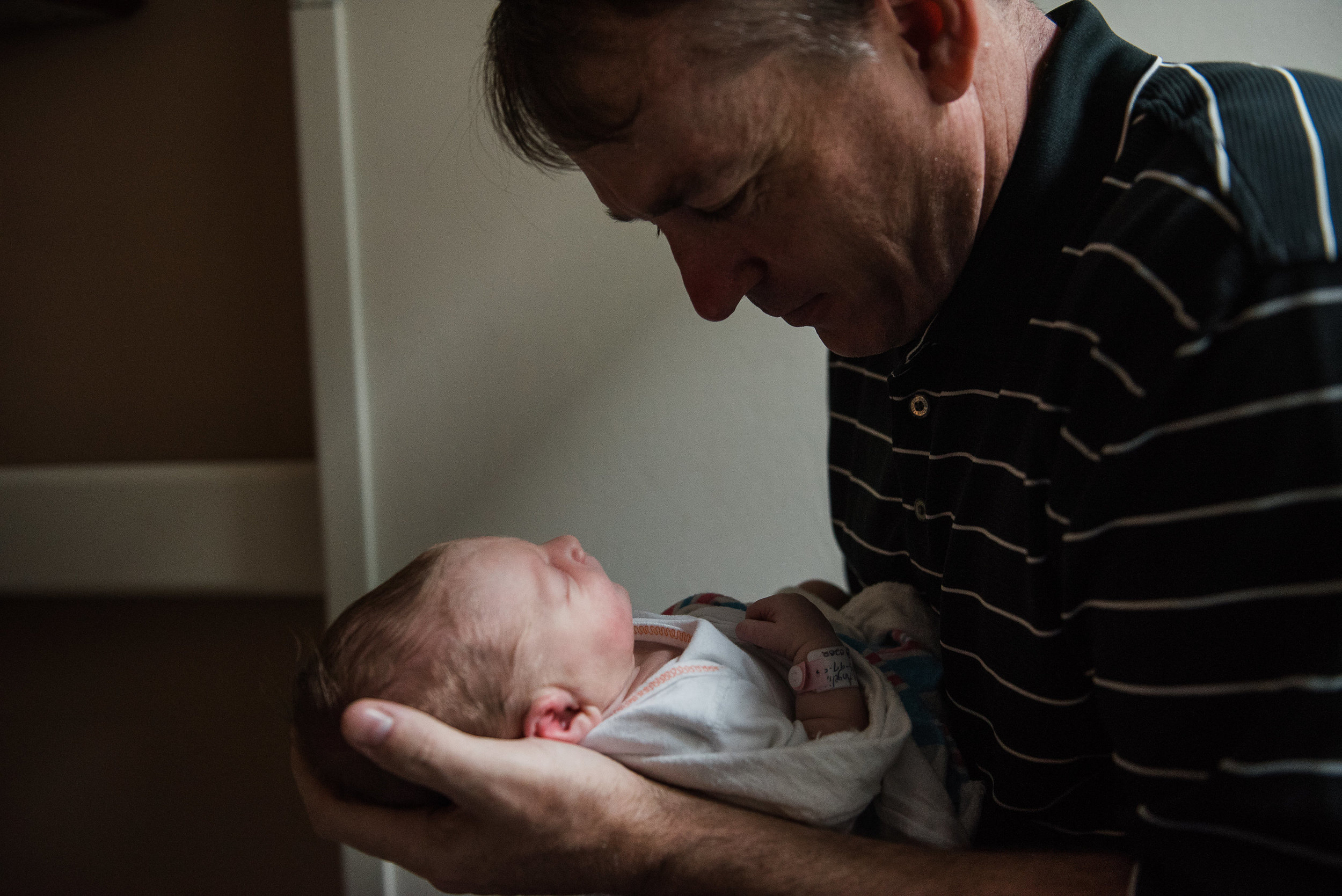 dad cradling baby-fresh 48 photographer