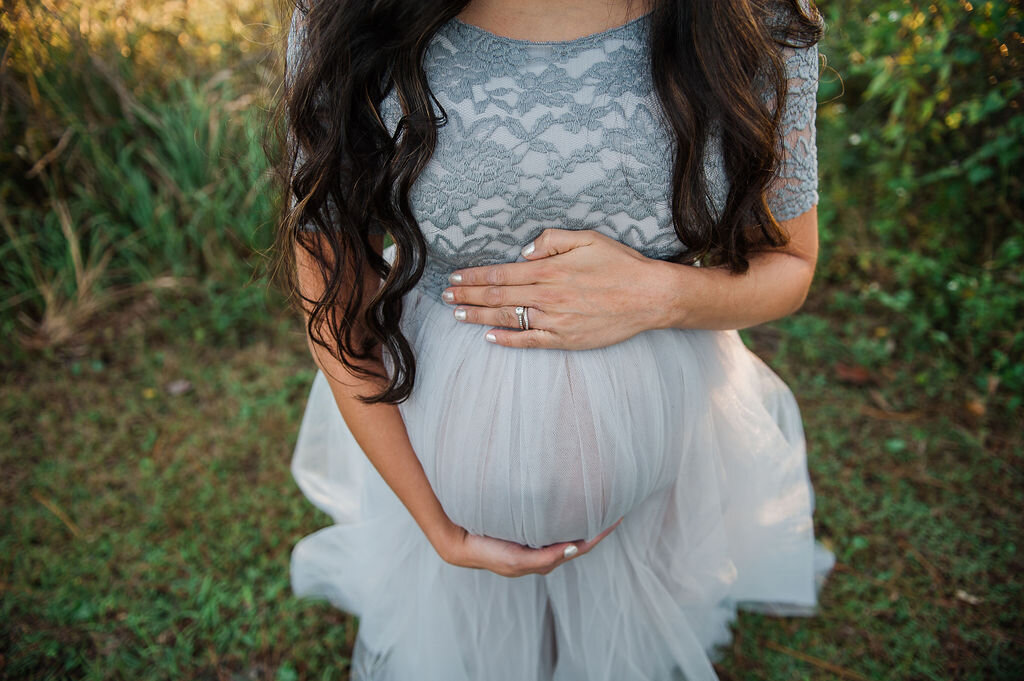 mom with hand on belly-Pensacola Maternity photographer-Ann Mangum photography